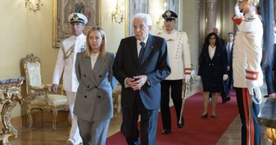 Copertina di Attivisti della Flotilla costretti a terra e irrisi da Ben Gvir, Mattarella: “Trattamento incivile, livello infimo”. Meloni: “L’Italia pretende le scuse”