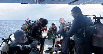 Copertina di Sub italiani morti alle Maldive, gli speleosub finlandesi non vogliono essere pagati per le operazioni di recupero