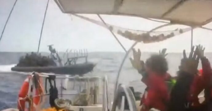 Flotilla, sbarcato al porto di Ashdod il primo gruppo di attivisti. 87 di loro in sciopero della fame. Farnesina: “Vengano liberati al più presto”