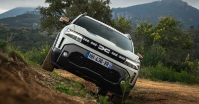 Copertina di Dacia Duster porta il “super ibrido” anche nel fuoristrada vero