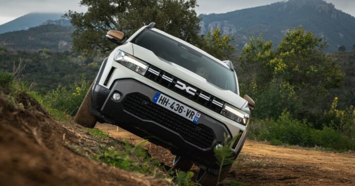Dacia Duster porta il “super ibrido” anche nel fuoristrada vero