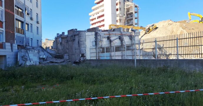 Crolla un blocco della Vela Rossa di Scampia, sgomberi nel palazzo vicino. “Questo rione non riesce a trovare pace”