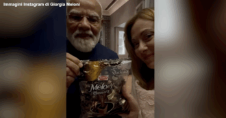 Copertina di Giorgia Meloni insieme a Narendra Modi: la premier posta il video con le caramelle “Melody”