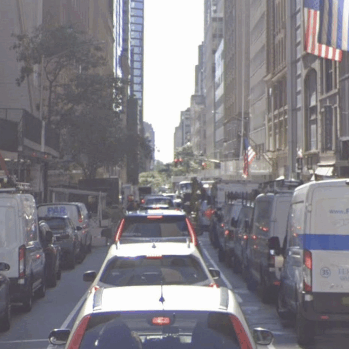 “L’ho vista scendere dall’auto e sparire, urlava ‘sto morendo'”: donna cade in un tombino aperto a New York e muore per arresto cardiaco