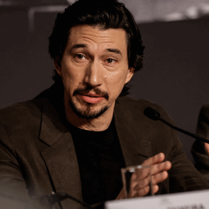 “Non commento. Conservo tutto per il mio libro”: Adam Driver risponde a Cannes ironicamente alle accuse di Lena Dunham. L’attore avrebbe avuto attacchi di ira sul set di “Girls”