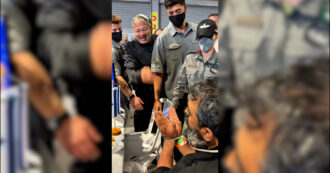 Video - l ministro israeliano Ben Gvir irride gli attivisti legati e in ginocchio: "Benvenuti, siamo i proprietari di questa casa"