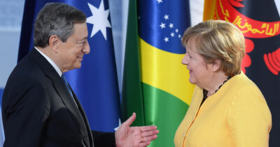 Copertina di Ucraina, Financial Times: “L’Europa valuta Draghi o Merkel come mediatori con Putin”. Mosca: “Avanti fino al raggiungimento degli obiettivi”