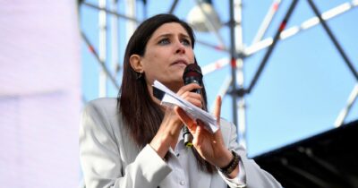 Copertina di Chiara Appendino: “Non posso fidarmi di Renzi, tradirebbe subito dopo il voto”