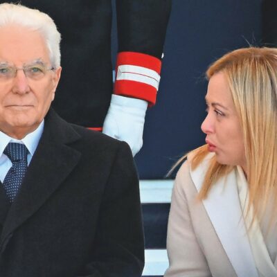 Copertina di In Italia si svegliano ora: “Inaccettabile”.  Ma solo Sánchez impone le sanzioni