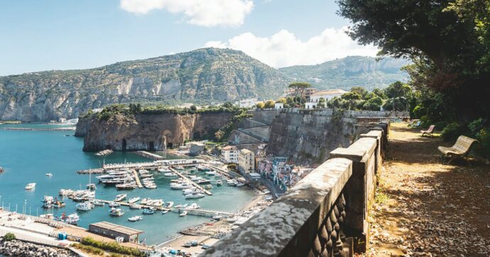 Sorrento, il gigante Aponte perde a casa sua. Il Comune stoppa il porto vip: “Meglio le spiagge libere”
