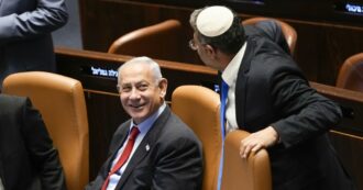 Attivisti della Flotilla insultati e maltrattati, perfino Netanyahu imbarazzato dai video sconfessa Ben-Gvir: “In contrasto con la linea del governo”. Il ministro Saar: “Non è lui il volto di Israele”
