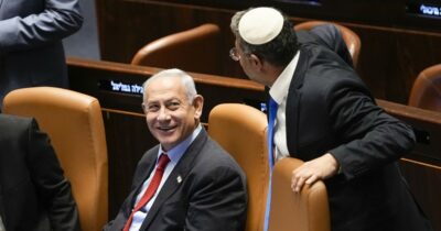Copertina di Attivisti della Flotilla insultati e maltrattati, perfino Netanyahu imbarazzato dai video sconfessa Ben-Gvir: “In contrasto con la linea del governo”. Il ministro Saar: “Non è lui il volto di Israele”