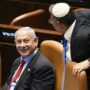 Copertina di Attivisti della Flotilla insultati e maltrattati, perfino Netanyahu imbarazzato dai video di Ben-Gvir: “In contrasto con la linea del governo”. Il ministro Saar: “Non è lui il volto di Israele”