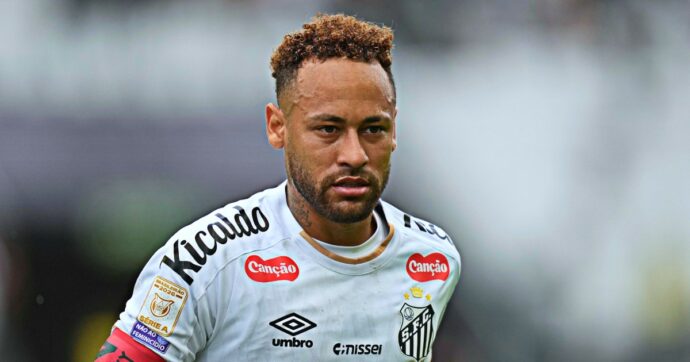 Neymar, l’incubo dopo la gioia per la convocazione: “L’infortunio preoccupa”. Brasile in ansia, i Mondiali sono vicini