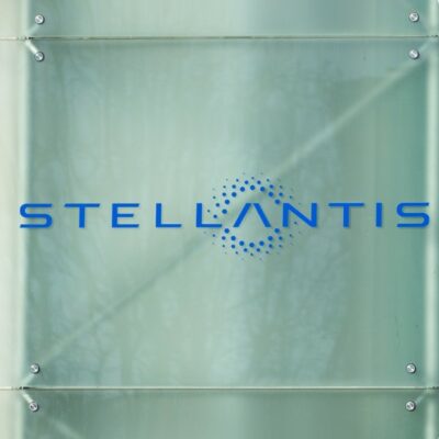 Copertina di Stellantis-Dongfeng, nuova joint venture per l’Europa: rischi e speranze della mossa. L’assemblaggio auto? In Francia
