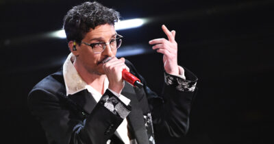 Copertina di Willie Peyote: “Ho lasciato i Testimoni di Geova, mi dispiaceva solo far star male mia mamma. La mia più grande paura era essere o sembrare stupido. Non ho nessun problema a sembrare stro**o”