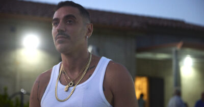 Copertina di Marracash: “Mi attrae l’idea di un figlio però faccio un po’ fatica con gli impegni a lungo termine, come mi accade nelle relazioni sentimentali. Io sono anche un figlio molto a caz*i suoi che sparisce”