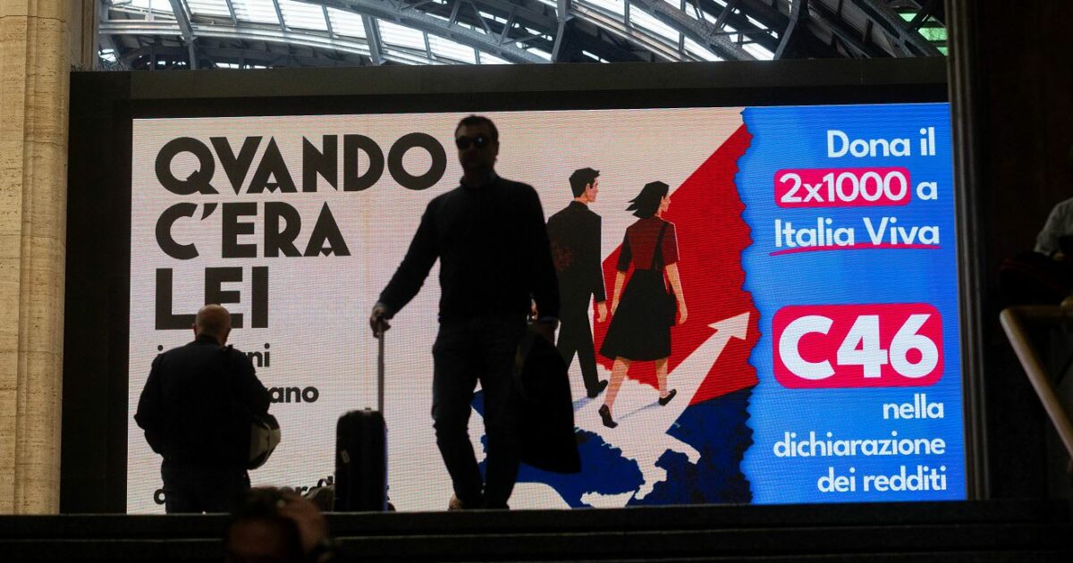 “Quando c’era lei i treni arrivavano in ritardo”: la campagna anti-Meloni di Italia Viva nelle stazioni è un caso