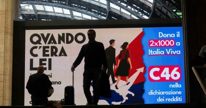“Quando c’era lei i treni arrivavano in ritardo”: la campagna anti-Meloni di Italia Viva nelle stazioni è un caso