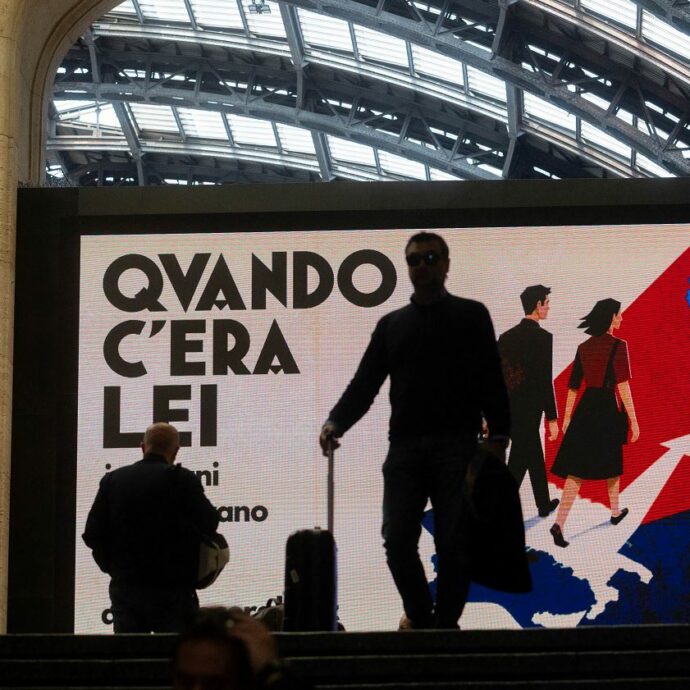 “Quando c’era lei i treni arrivavano in ritardo”: la campagna anti-Meloni di Italia Viva nelle stazioni è un caso