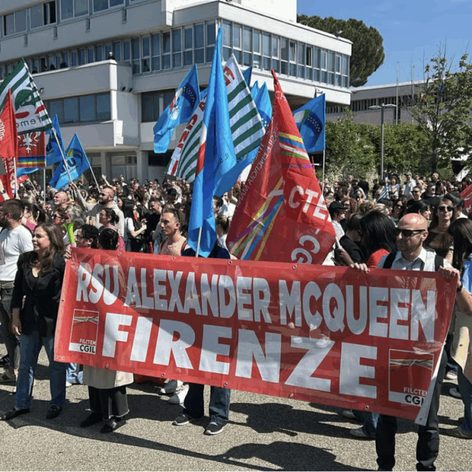 Sciopero Kering, adesione tra il 70 e il 100% e un migliaio di lavoratori in corteo a Scandicci contro i licenziamenti in McQueen. Ma il colosso tira dritto: “Decisione non più procrastinabile”