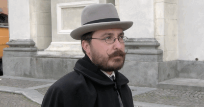 Copertina di “Mi sento nato nel secolo sbagliato. Sono un professore di lettere, appassionato della Belle Époque”: Ivan Mecca a scuola con baffi, panciotto e tabarro – IL VIDEO
