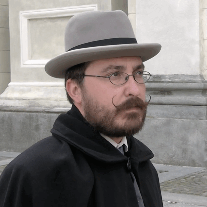 “Mi sento nato nel secolo sbagliato. Sono un professore di lettere, appassionato della Belle Époque”: Ivan Mecca a scuola con baffi, panciotto e tabarro – IL VIDEO