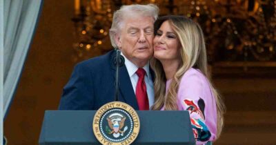 Copertina di “Non sopporto parlare dopo di lei, non mi fa sembrare abbastanza brillante. Siamo fortunati ad averla, ma in famiglia c’è spazio per una sola star”: Trump ironizza su Melania al picnic del Congresso