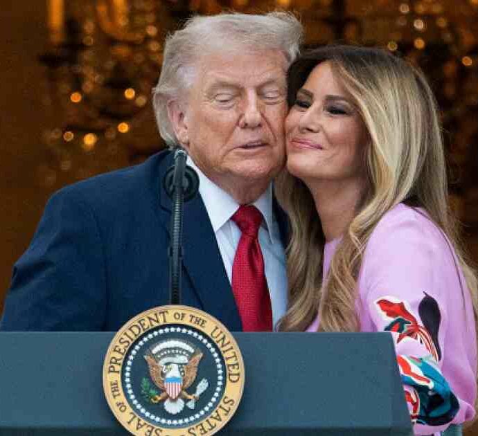 “Non sopporto parlare dopo di lei, non mi fa sembrare abbastanza brillante. Siamo fortunati ad averla, ma in famiglia c’è spazio per una sola star”: Trump ironizza su Melania al picnic del Congresso