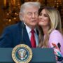 Copertina di “Non sopporto parlare dopo di lei, non mi fa sembrare brillante”: Trump su Melania