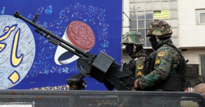 Copertina di Iran tra intesa e minacce Usa. Cnn: “Si sono già riarmati”