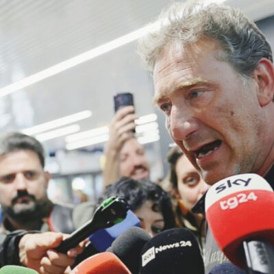 Copertina di Flotilla, il racconto dell’inviato del Fatto: “Picchiati e umiliati perché ci temono. Nei container in balia dei militari, ho pensato ai vagoni piombati”