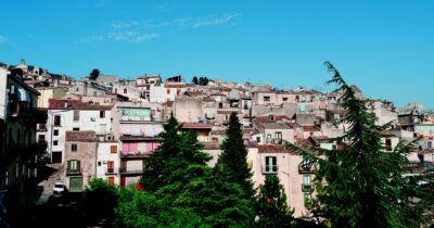Copertina di Polizzi Generosa (Palermo): condannato nel processo di mafia ottiene casa popolare dal comune Pd (che era parte civile)