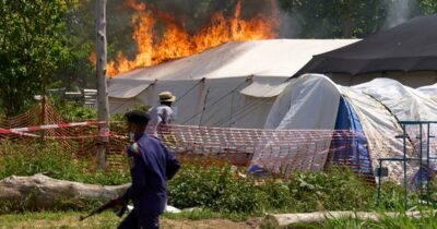 Copertina di Ebola – Manifestanti bruciano le tende di un ospedale a Rwampara. Allarme di ActionAid: “Una bomba a orologeria”