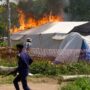 Copertina di Ebola – Manifestanti bruciano le tende di un ospedale a Rwampara. Allarme di ActionAid: “Una bomba a orologeria”