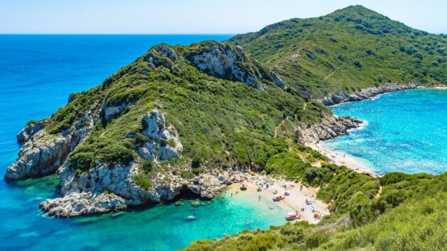 Viaggi estate 2026, il trend sono le mete vicine e le isole europee: la nostra guida tra Grecia, Croazia, Albania, Baleari e Canarie