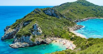 Addio lettini, ombrelloni e beach bar in 251 spiagge: la strategia in 5 livelli della Grecia contro l’overtourism
