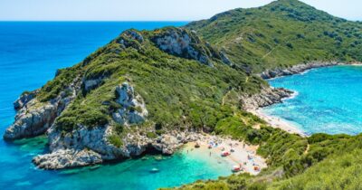 Copertina di Addio lettini, ombrelloni e beach bar in 251 spiagge: la strategia in 5 livelli della Grecia contro l’overtourism