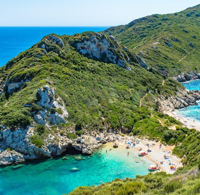 Addio lettini, ombrelloni e beach bar in 251 spiagge: la strategia in 5 livelli della Grecia contro l’overtourism