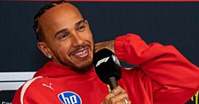 Copertina di “Rimarrò in Ferrari, ho un contratto. In molti spingono per il mio ritiro”: la frase di Hamilton scatena il mercato piloti di F1