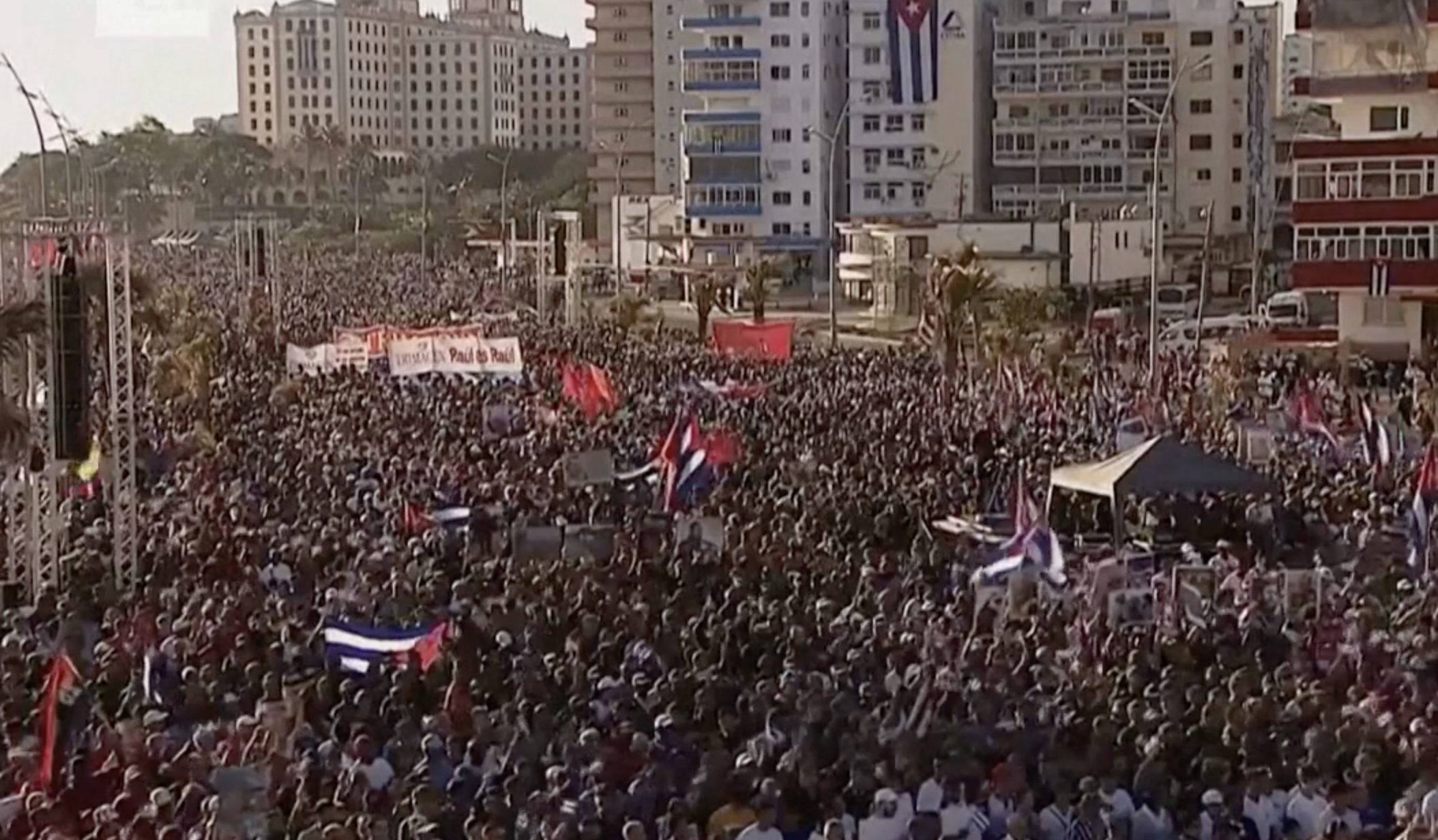 Cuba, migliaia di persone in piazza all’Avana contro l’incriminazione di Raul Castro
