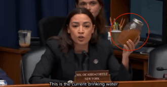 "Questa è l'acqua dopo la costruzione di un data center": Ocasio-Cortez mostra una fanghiglia 