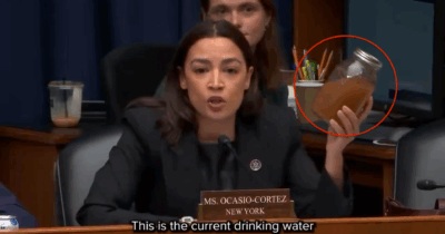 Copertina di “Questa è l’acqua ‘potabile’ dopo la costruzione di un data center”: Ocasio-Cortez mostra una fanghiglia marrone all’Agenzia per la protezione ambientale