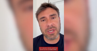 Copertina di “Se credi in un’informazione indipendente, è il momento di fare la differenza”: l’invito di Alessandro Di Battista ad abbonarsi al Fatto Quotidiano