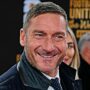 Copertina di “La Roma e il futuro di Pellegrini? Se ti rispondo non mi fanno più rientrare”: la frase di Totti che fa sognare i tifosi giallorossi