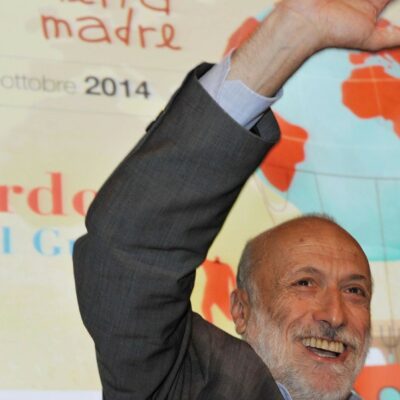 Copertina di Una storia buona, pulita e giusta: Carlin raccontato dal suo ufficio