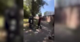 Copertina di Parma, due professori aggrediti e presi a bastonate da una banda di ragazzi nel parco dedicato a Falcone e Borsellino