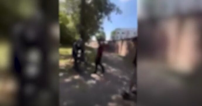 “Non denuncio, il mio è un intervento educativo”, il prof aggredito a Parma critica le reazioni politiche. I tre studenti sospesi