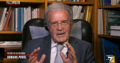Copertina di Prodi contro la candidatura tedesca alla guida della Nato: “Se la Germania pensa di essere leader dell’Europa, la Ue è finita”. Su La7
