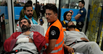 Copertina di Flotilla, il racconto dell’attivista: “mi hanno sparato sulla nave prigione”; A Istanbul 50 feriti negli ospedali turchi dopo le violenze